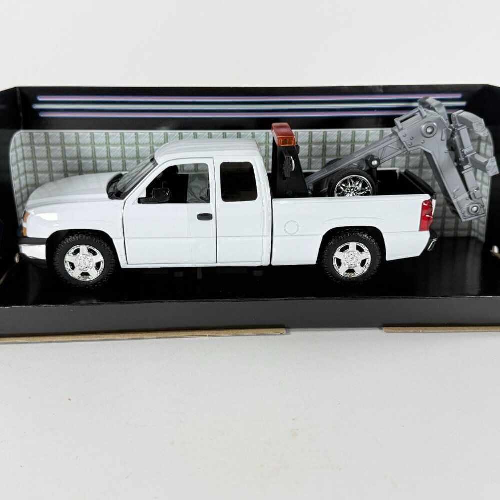 Motor Max American Classic 2006 Chevy Silverado Wrecker 1:24 Diecast Tow Truck
